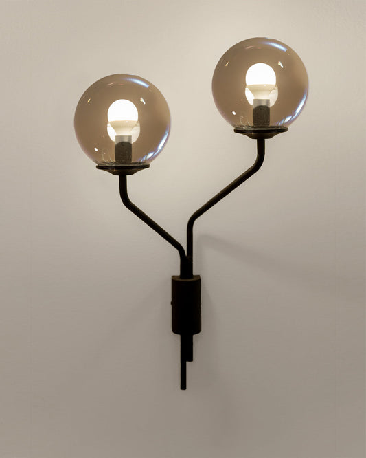 Lumo wall lamp with moonlight inspired ambient glow and minimalist sculptural design مصباح جداري لومو بضوء محيطي مستوحى من ضوء القمر وتصميم نحتي بسيط