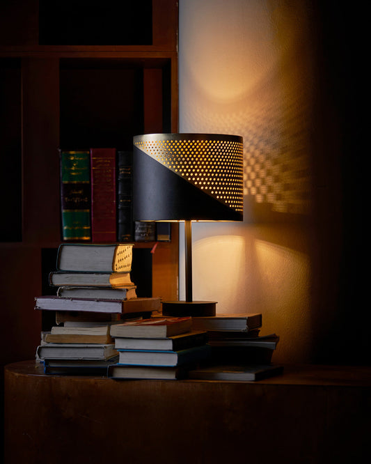 Dip table lamp with modern electroplated finish creating soft ambient light – مصباح طاولة بتشطيب معدني عصري يمنح إضاءة محيطية ناعمة