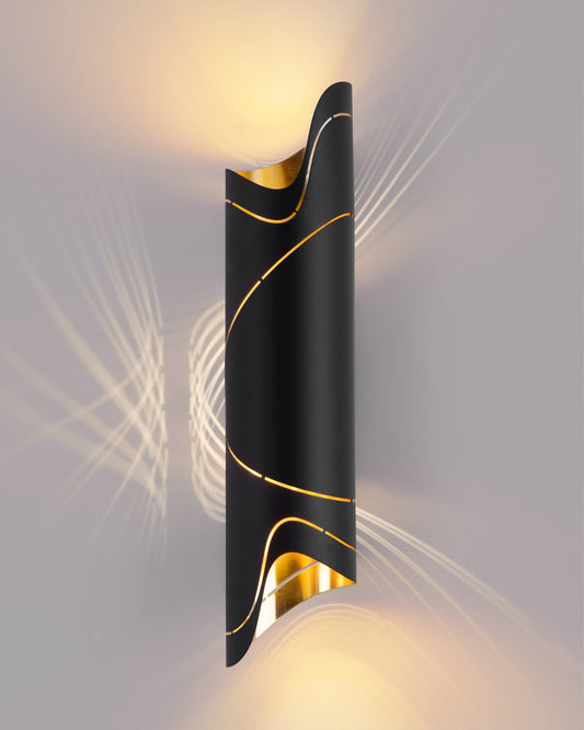 Waves wall lamp with flowing sand wave texture casting soft ambient light / مصباح حائط بتصميم تموجات رملية يوزع إضاءة ناعمة وهادئة على الجدار