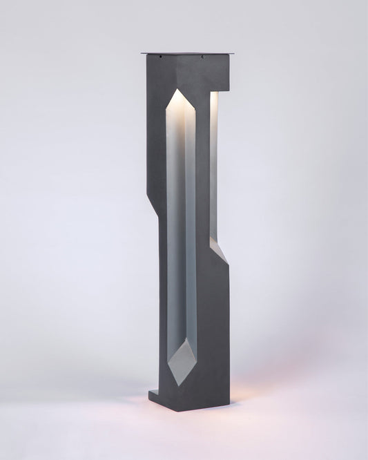 Patio floor lamp with modern stainless steel design providing warm outdoor ambient lighting / مصباح أرضي خارجي بتصميم عصري من الستانلس يوفّر إضاءة دافئة