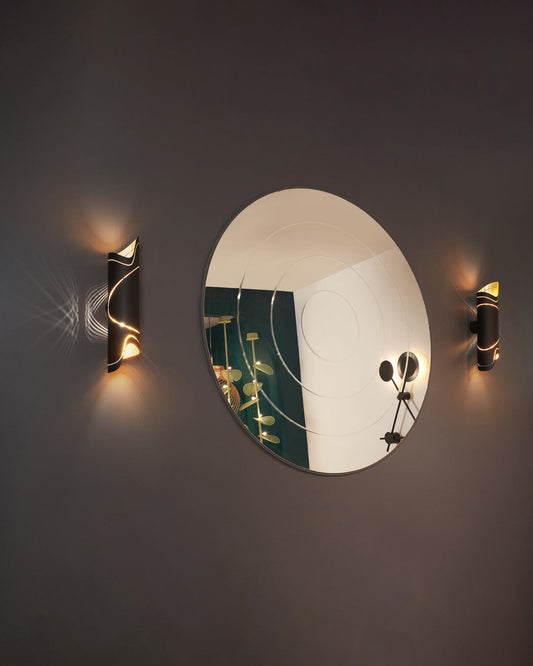 Waves wall lamp with flowing sand wave texture casting soft ambient light / مصباح حائط بتصميم تموجات رملية يوزع إضاءة ناعمة وهادئة على الجدار