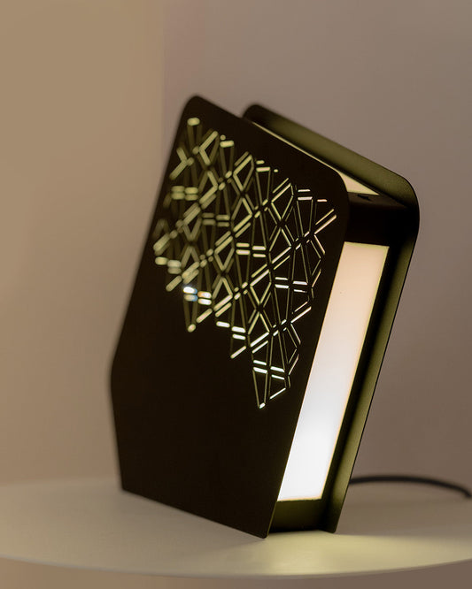 Slant table lamp with bold asymmetrical tilted geometric design for modern ambient lighting مصباح طاولة سلانٹ بتصميم هندسي مائل غير متماثل لإضاءة محيطية عصرية