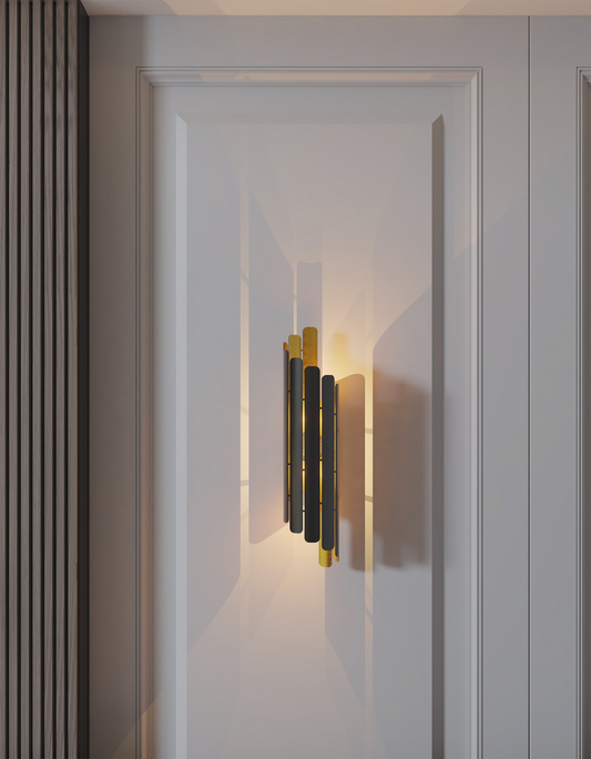 Tempo spiral wall lamp with sculptural black and gold spiral design on modern wall / مصباح حائط حلزوني بتصميم فني باللونين الأسود والذهبي على حائط عصري