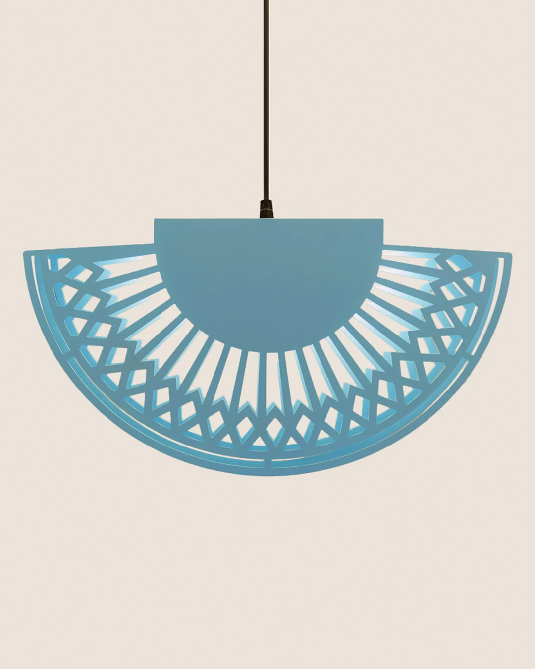 Breeze pendant light with elegant fan inspired curves and soft light مصباح معلق بريز بانحناءات مروحية أنيقة مع إضاءة ناعمة