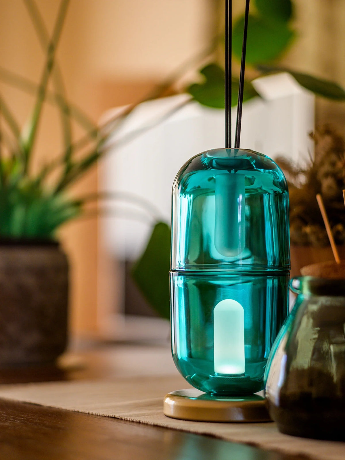 Cartouche Table Lamp product view 7, table lamp with a sculptural interpretation of Egyptian design | أباجورة كارتوش، صورة رقم 7، بزجاج منفوخ وقاعدة معدنية