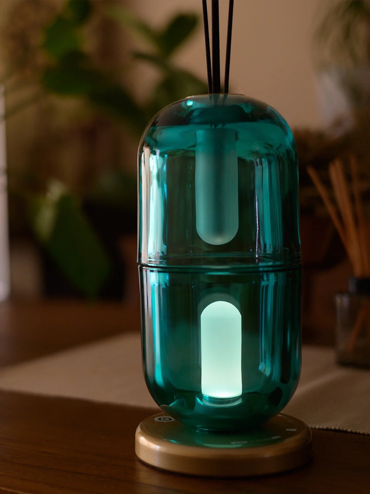 Cartouche Table Lamp product view 5, table lamp with a sculptural interpretation of Egyptian design | أباجورة كارتوش، صورة رقم 5، بزجاج منفوخ وقاعدة معدنية