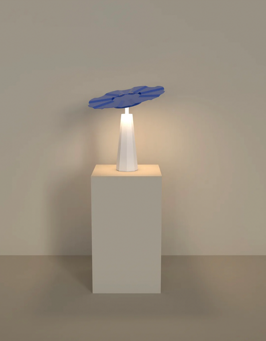 Sunbrella table lamp with coastal beach umbrella inspired design and warm light مصباح طاولة صنبريلا بتصميم مستوحى من مظلة الشاطئ مع اضاءة دافئة