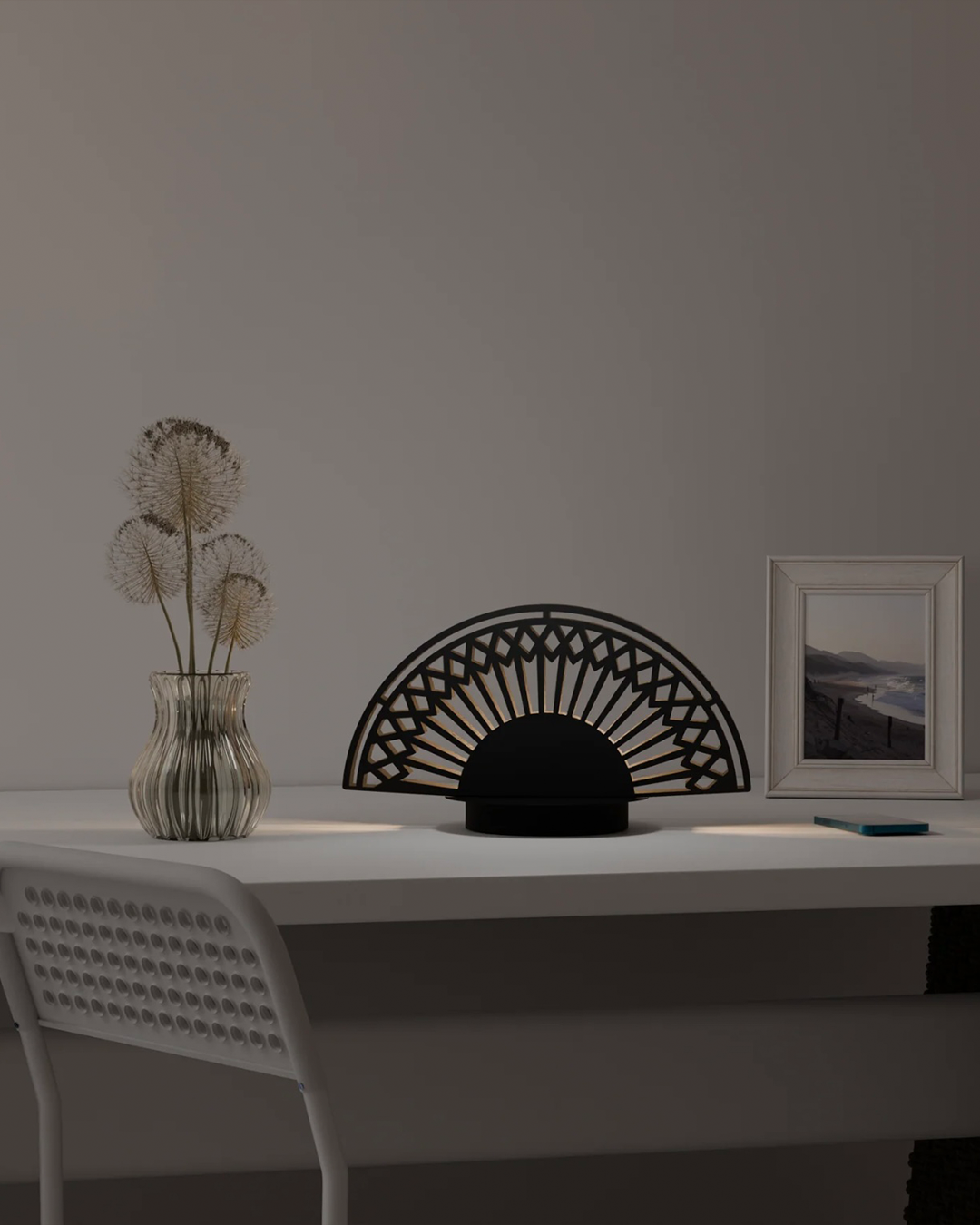 Breeze table lamp with fan inspired elegant curves and three light settings مصباح طاولة بريز بتصميم مروحة بانحناءات أنيقة وثلاثة إعدادات إضاءة