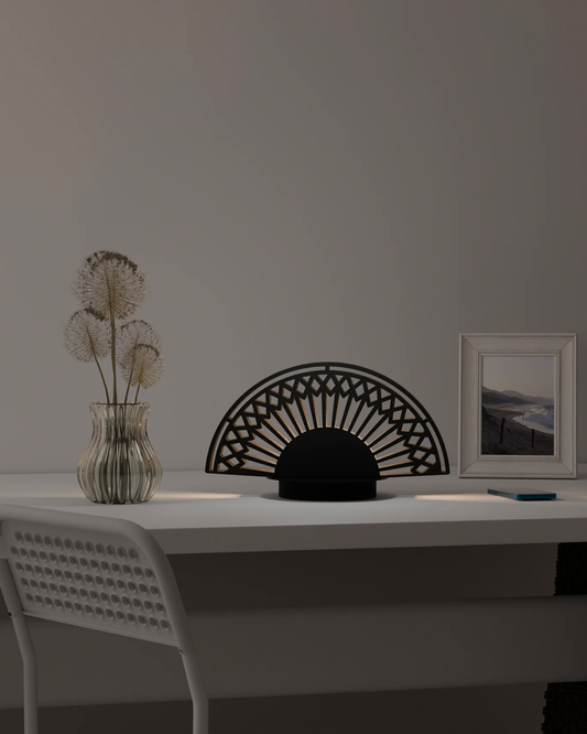 Breeze table lamp with fan inspired elegant curves and three light settings مصباح طاولة بريز بتصميم مروحة بانحناءات أنيقة وثلاثة إعدادات إضاءة