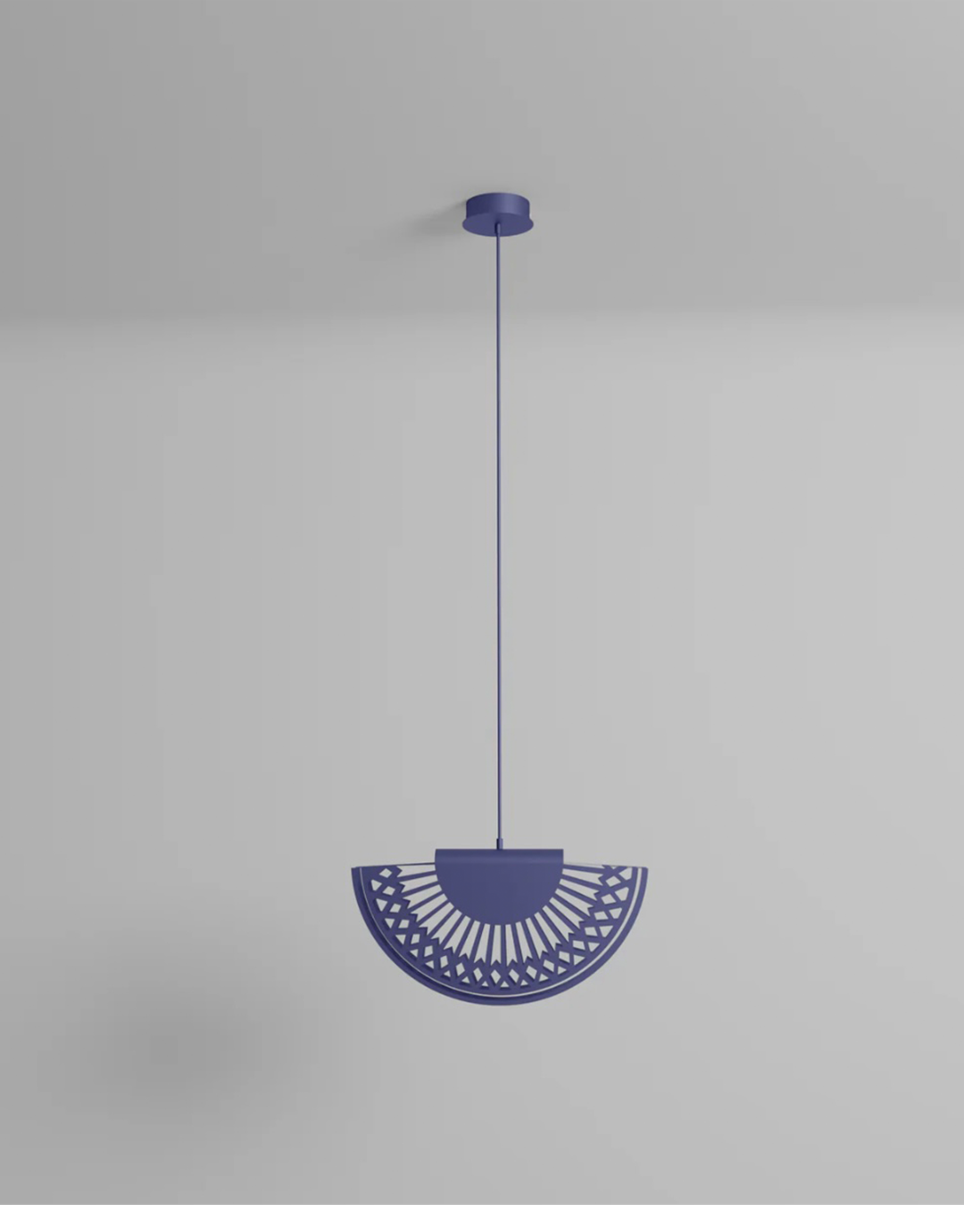 Breeze pendant light with elegant fan inspired curves and soft light مصباح معلق بريز بانحناءات مروحية أنيقة مع إضاءة ناعمة