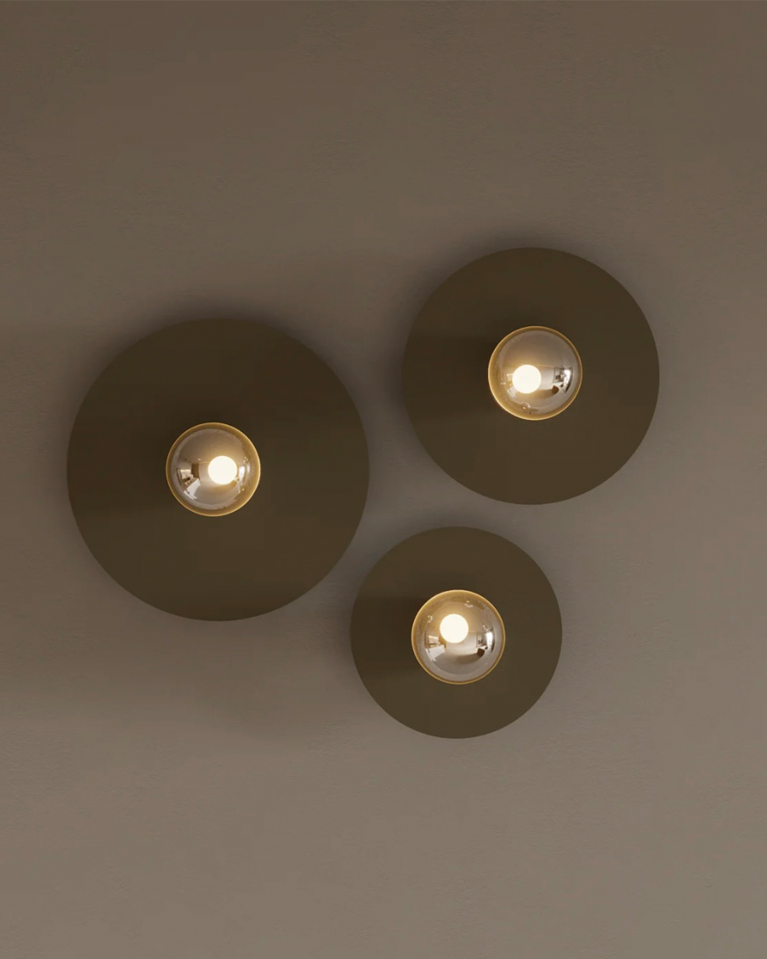 Troika wall lamp with three harmonious elements creating warm decorative glow مصباح جداري ترويكا بثلاثة عناصر متناغمة تضفي توهجاً زخرفياً دافئاً