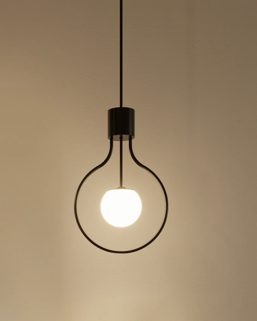 Shell pendant light with seashell inspired elegant curves and soft light مصباح معلق شيل بانحناءات أنيقة مستوحاة من المحار مع اضاءة ناعمة