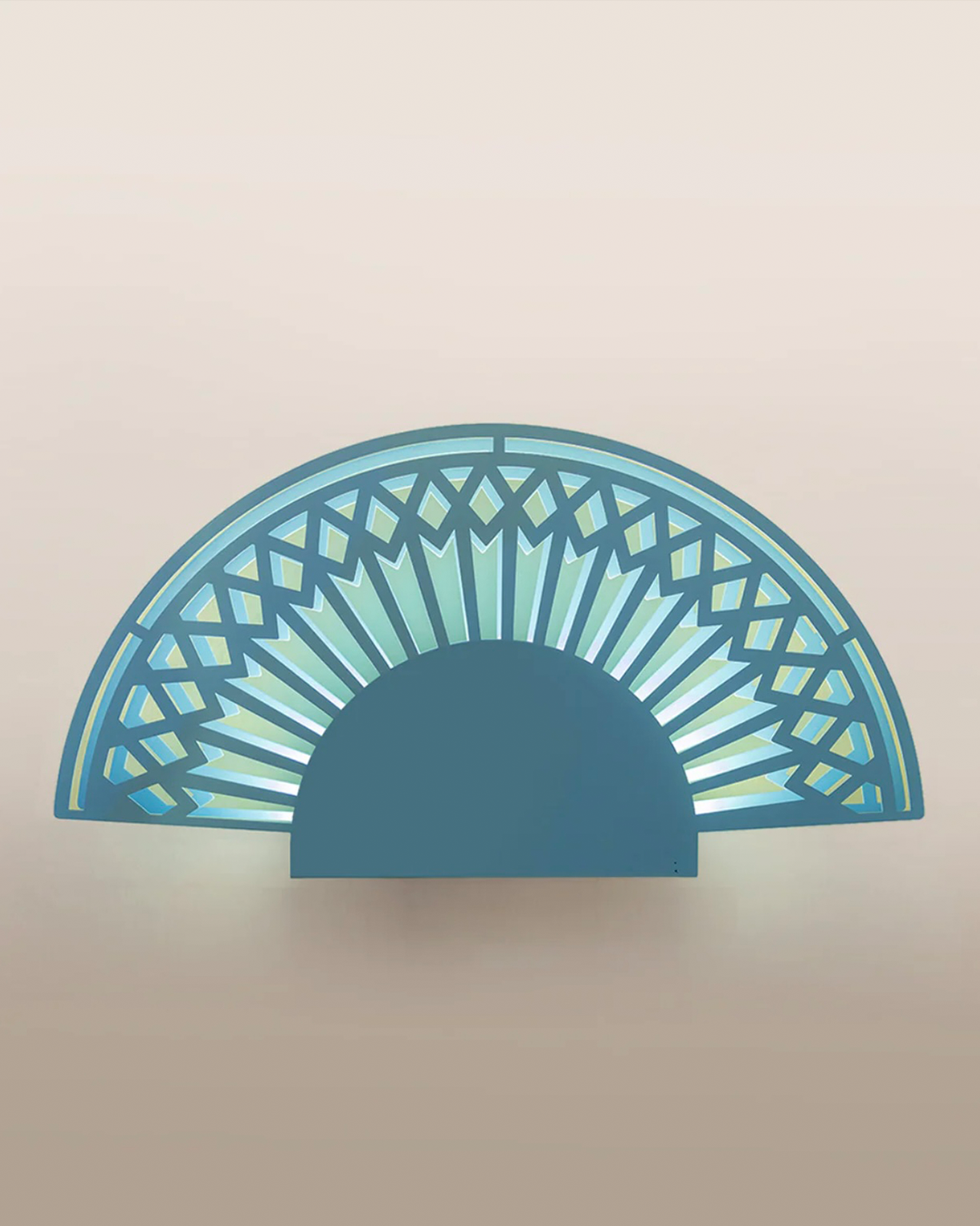 Breeze pendant light with paper fan inspired curves and soft ambiance مصباح معلق بريز بانحناءات مستوحاة من مروحة ورقية مع أجواء إضاءة ناعمة