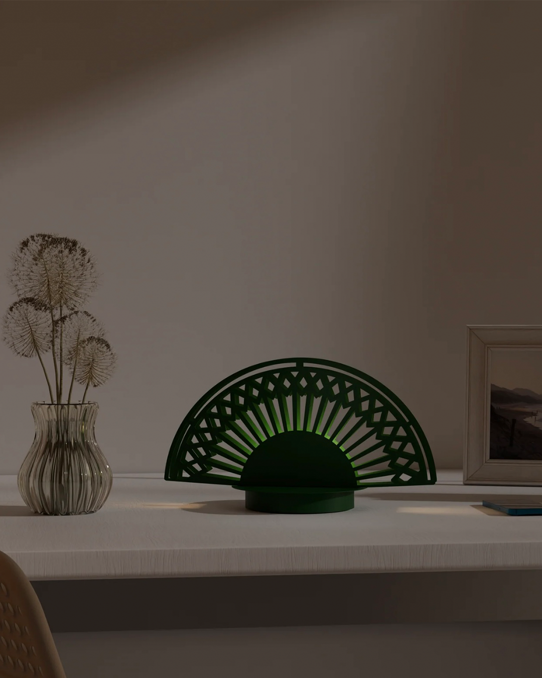 Breeze table lamp with fan inspired elegant curves and three light settings مصباح طاولة بريز بتصميم مروحة بانحناءات أنيقة وثلاثة إعدادات إضاءة