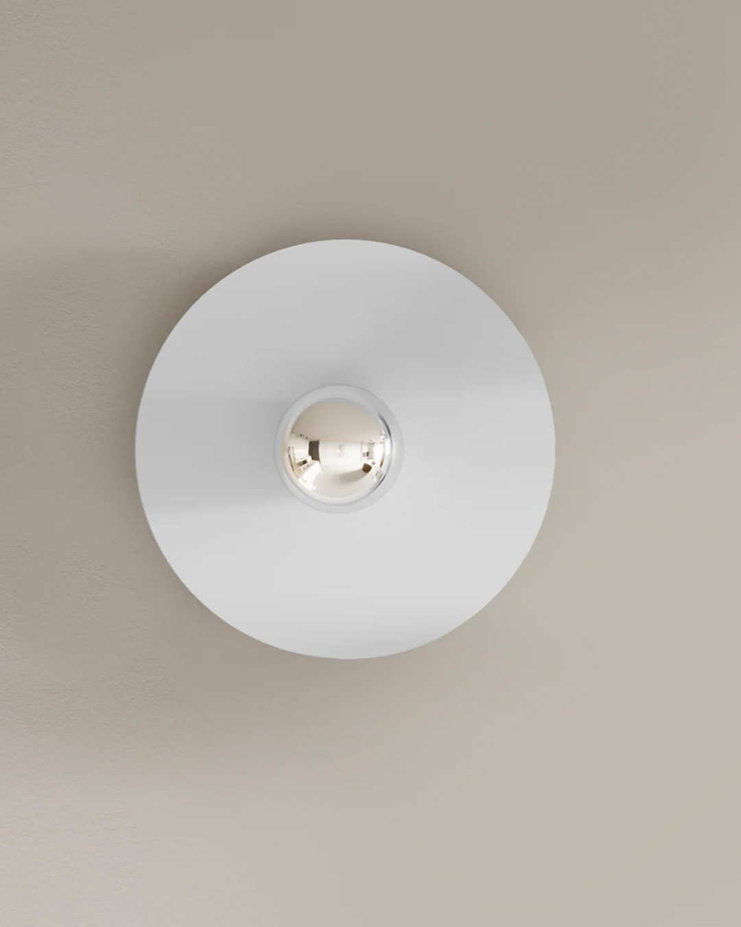 Troika wall lamp with triple harmony decorative design and ambient glow مصباح جداري ترويكا بتصميم زخرفي متناغم ثلاثي مع توهج إضاءة محيطي