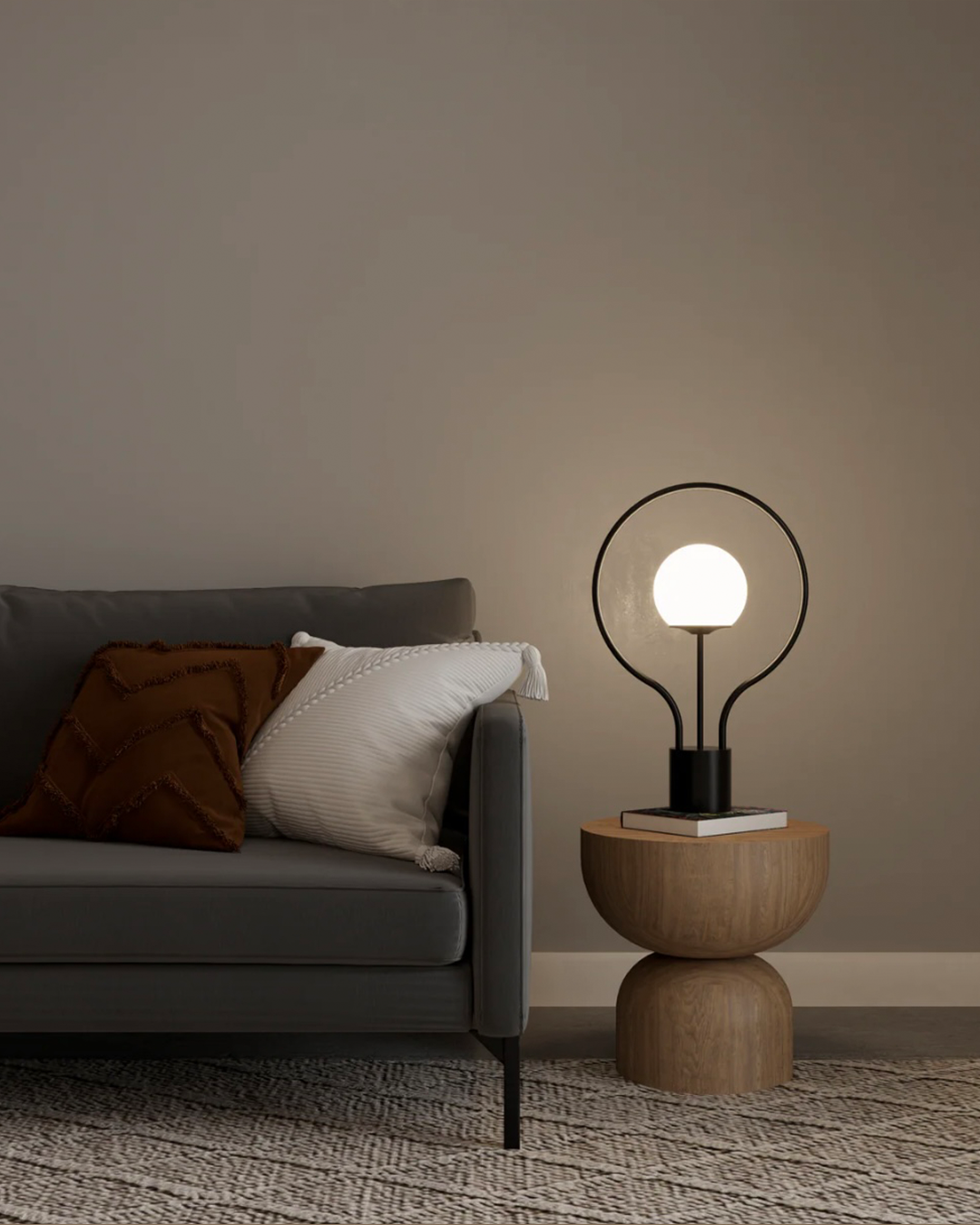 Shell Table Lamp with seashell organic curves for warm light مصباح طاولة بشكل صدفة بانحناءات عضوية لإضاءة دافئة