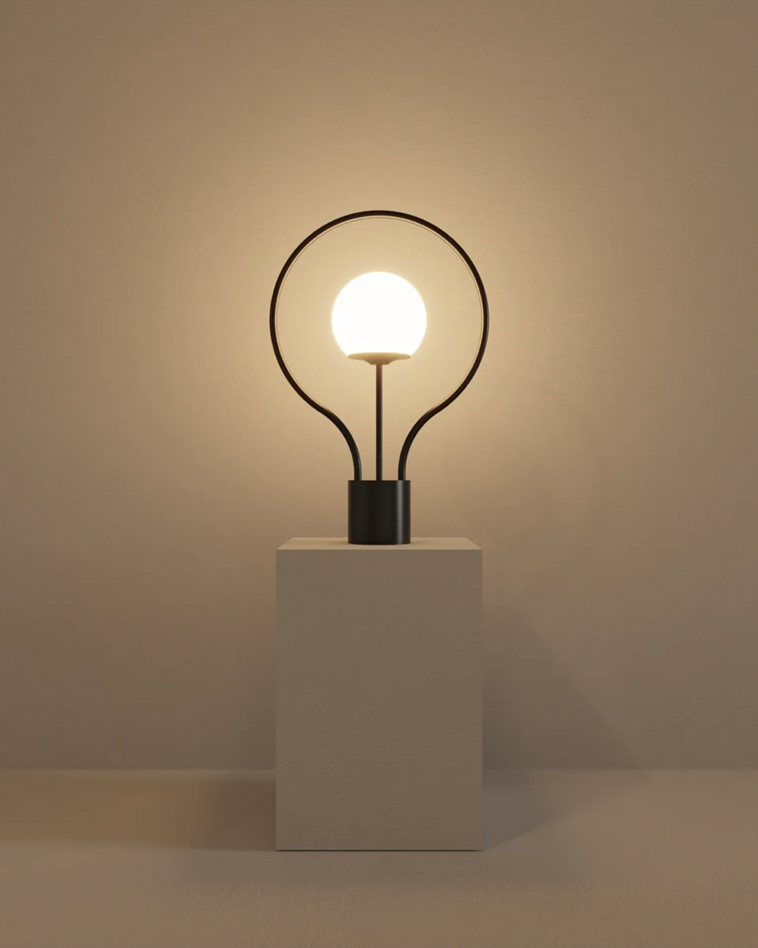 Shell Table Lamp with seashell organic curves for warm light مصباح طاولة بشكل صدفة بانحناءات عضوية لإضاءة دافئة