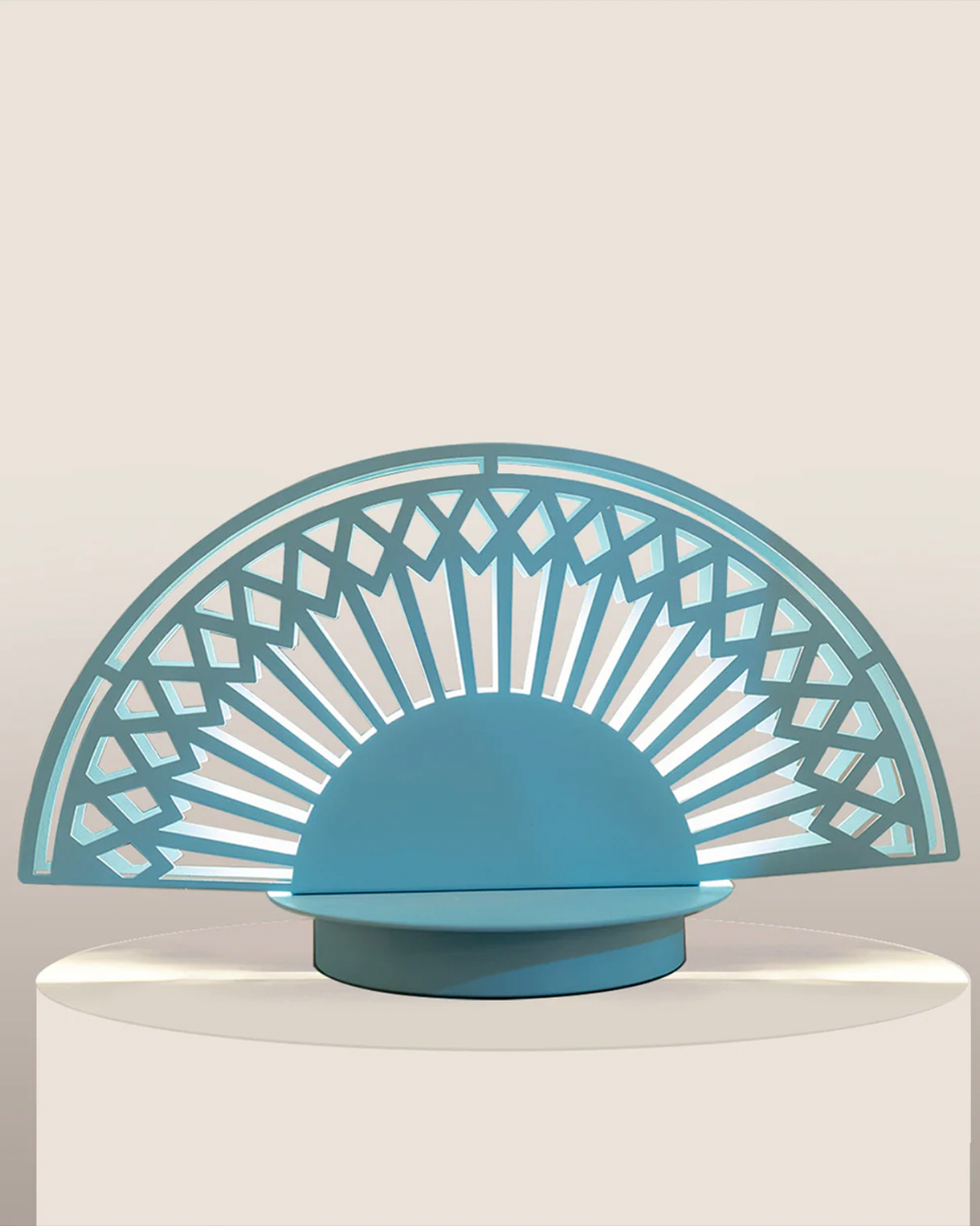 Breeze table lamp with fan inspired elegant curves and three light settings مصباح طاولة بريز بتصميم مروحة بانحناءات أنيقة وثلاثة إعدادات إضاءة