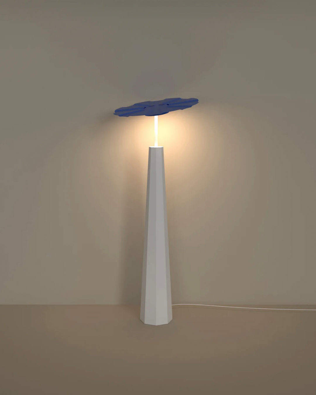 Sunbrella floor lamp with umbrella inspired coastal design and warm light مصباح ارضي صنبريلا بتصميم مظلة مستوحى من الأجواء الساحلية وإضاءة دافئة