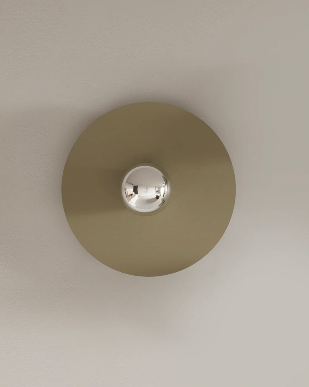 Troika wall lamp with triple harmony decorative design and ambient glow مصباح جداري ترويكا بتصميم زخرفي متناغم ثلاثي مع توهج إضاءة محيطي