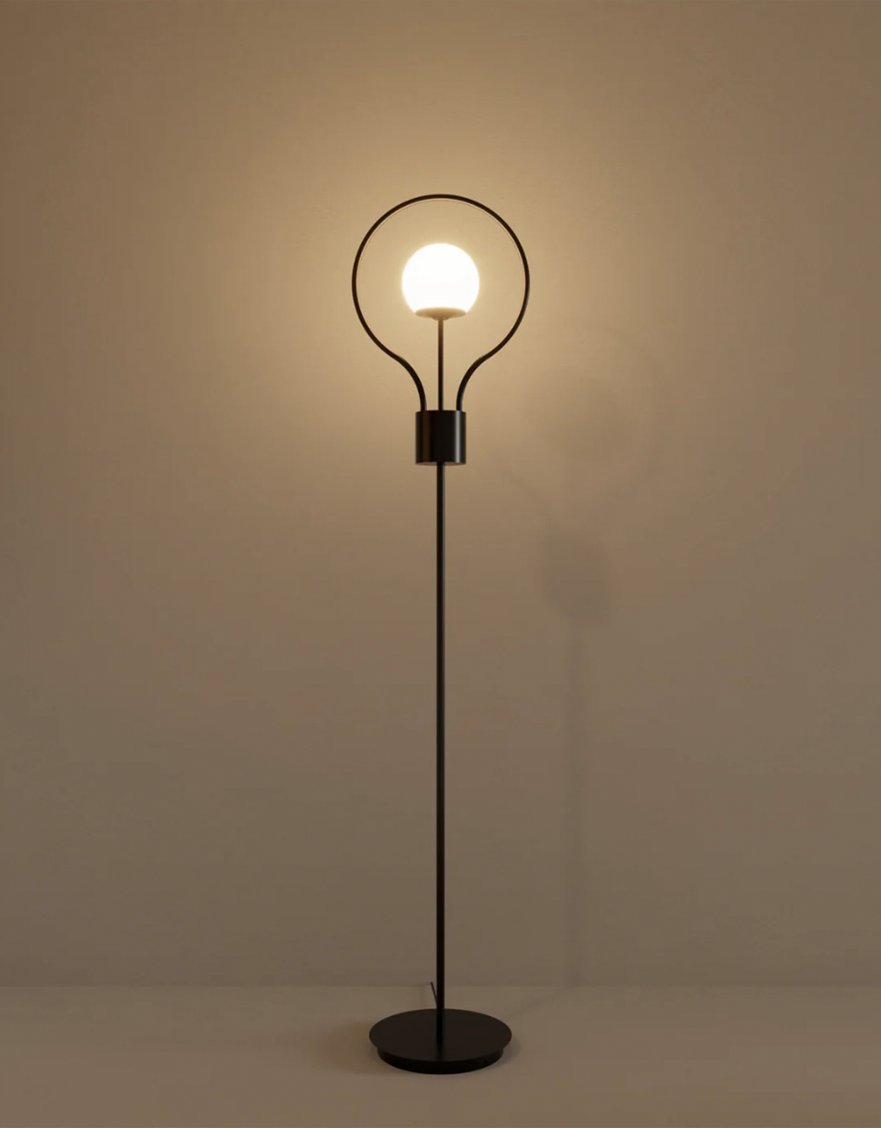 Shell floor lamp with seashell inspired organic curves and soft light مصباح ارضي شيل بانحناءات عضوية مستوحاة من المحار مع اضاءة ناعمة