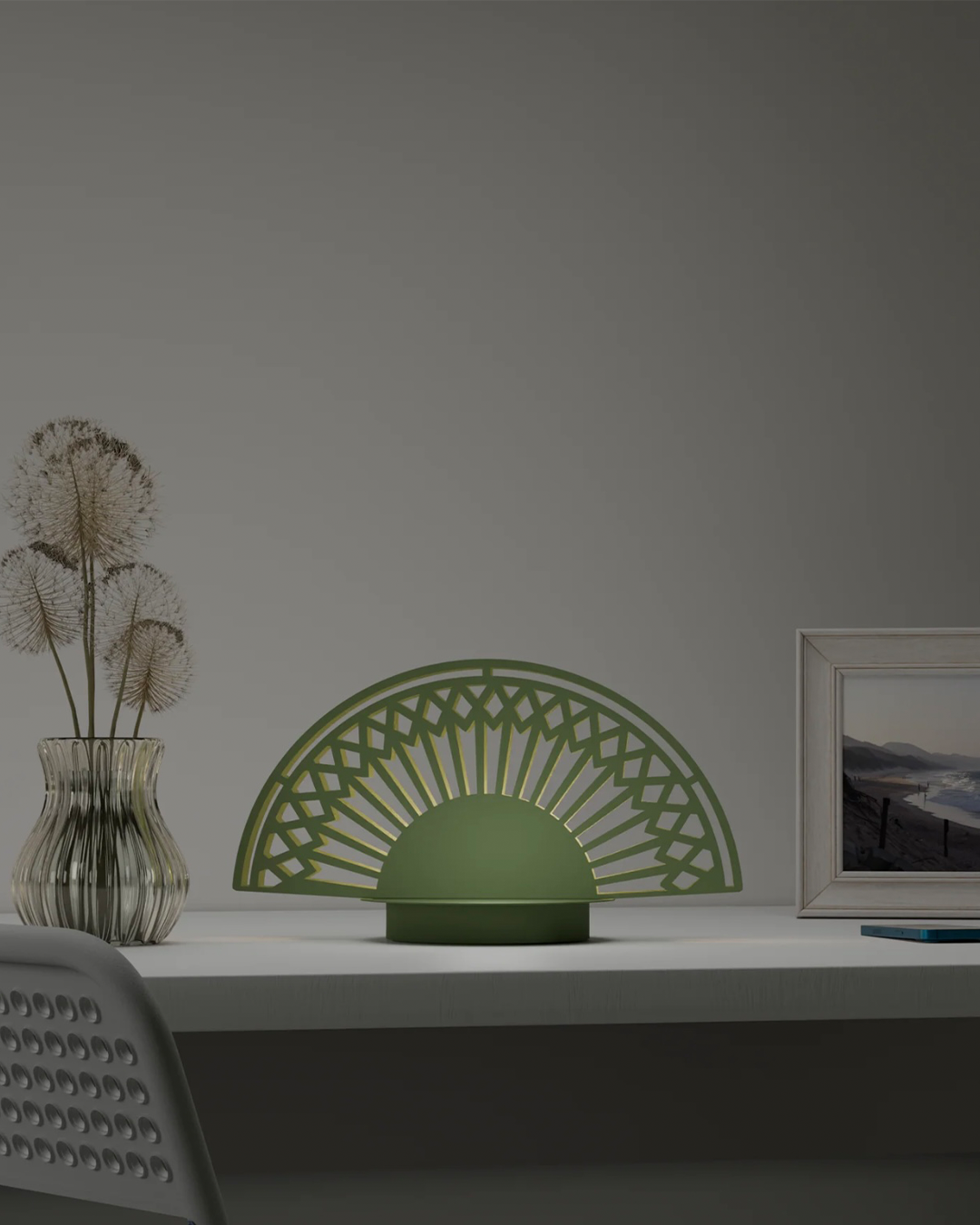 Breeze table lamp with fan inspired elegant curves and three light settings مصباح طاولة بريز بتصميم مروحة بانحناءات أنيقة وثلاثة إعدادات إضاءة