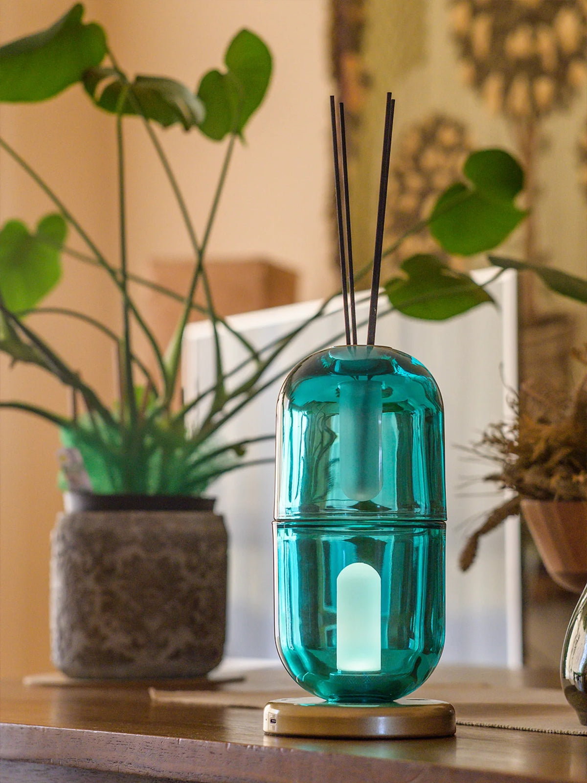 Cartouche Table Lamp product view 12, table lamp with a sculptural interpretation of Egyptian design | أباجورة كارتوش، صورة رقم 12، بزجاج منفوخ وقاعدة معدنية