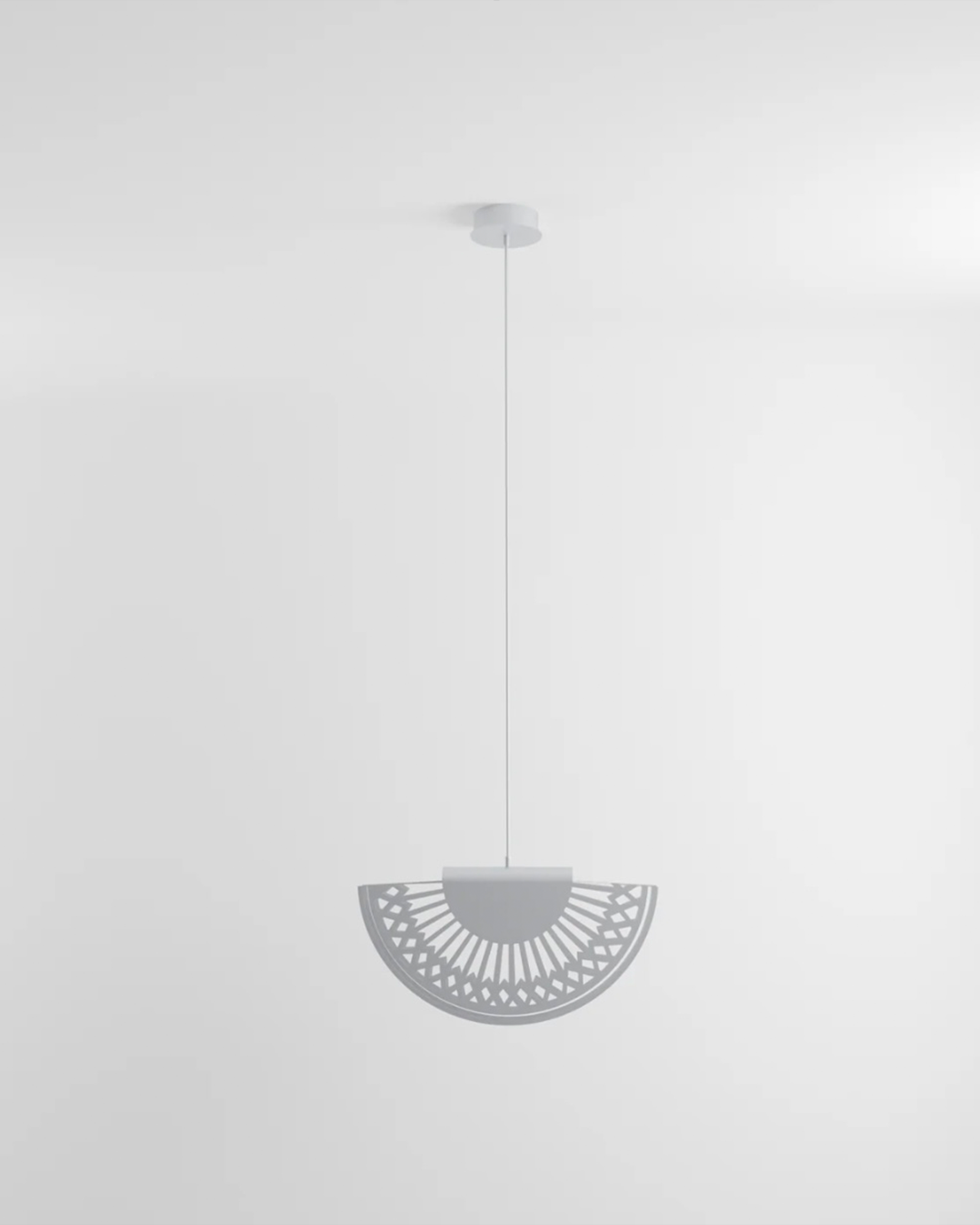 Breeze pendant light with elegant fan inspired curves and soft light مصباح معلق بريز بانحناءات مروحية أنيقة مع إضاءة ناعمة