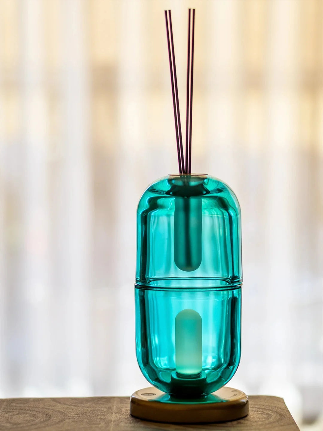 Cartouche Table Lamp product view 2, table lamp with a sculptural interpretation of Egyptian design | أباجورة كارتوش، صورة رقم 2، بزجاج منفوخ وقاعدة معدنية