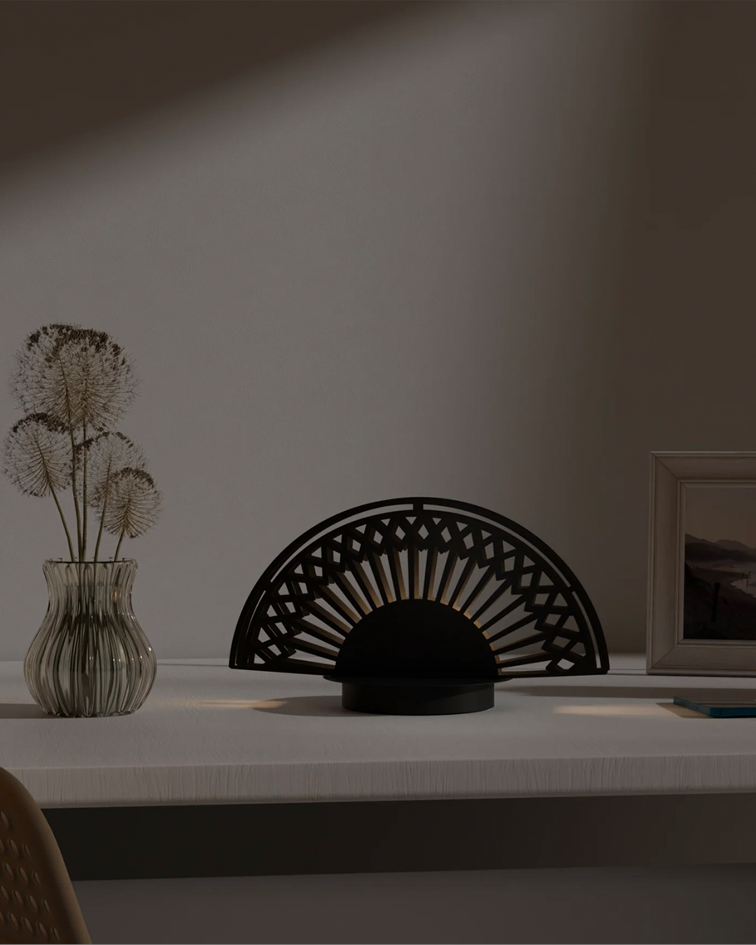 Breeze table lamp with fan inspired elegant curves and three light settings مصباح طاولة بريز بتصميم مروحة بانحناءات أنيقة وثلاثة إعدادات إضاءة