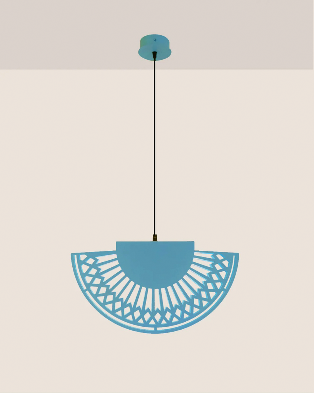 Breeze pendant light with elegant fan inspired curves and soft light مصباح معلق بريز بانحناءات مروحية أنيقة مع إضاءة ناعمة