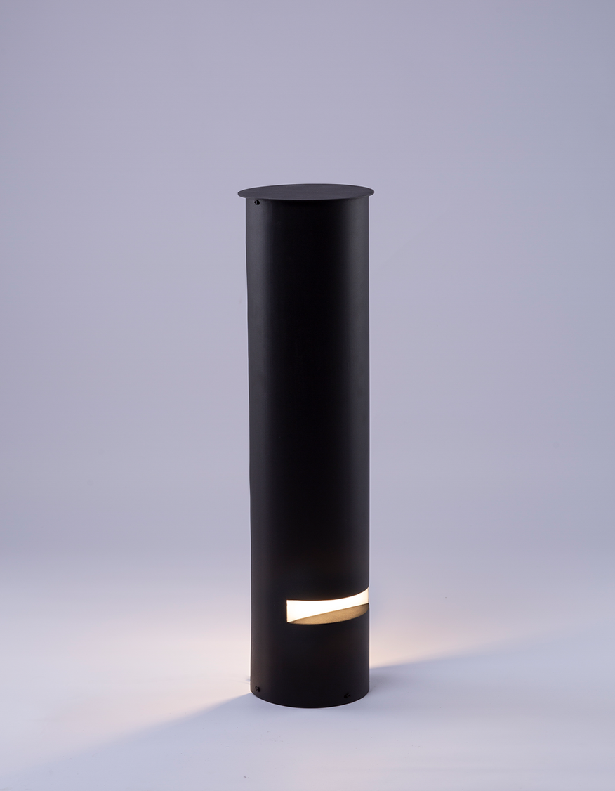 Dwindle floor lamp with sleek vertical design providing warm outdoor ambient lighting / مصباح أرضي بتصميم طولي أنيق يوفّر إضاءة خارجية دافئة وعصرية