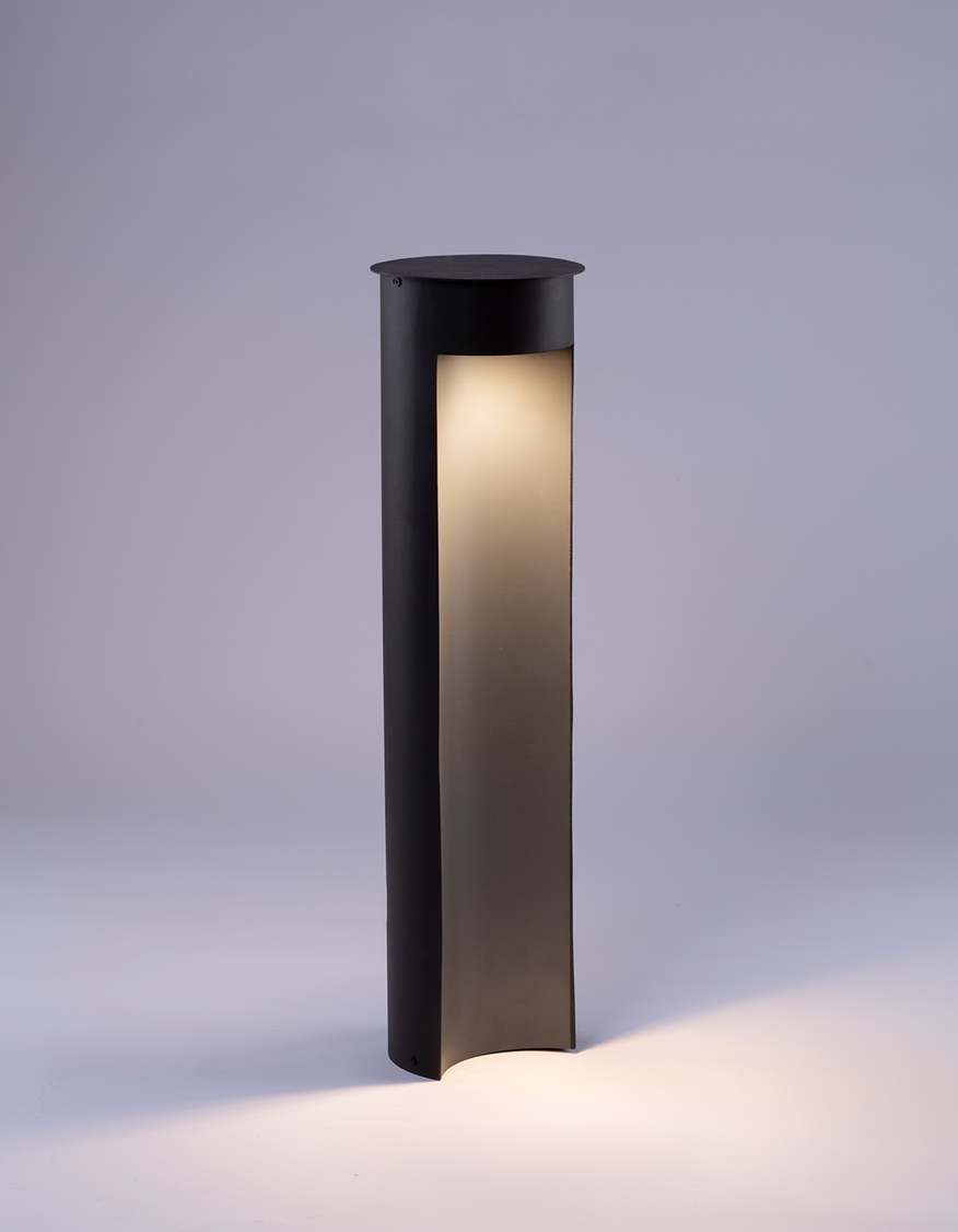 Dwindle floor lamp with sleek vertical design providing warm outdoor ambient lighting / مصباح أرضي بتصميم طولي أنيق يوفّر إضاءة خارجية دافئة وعصرية