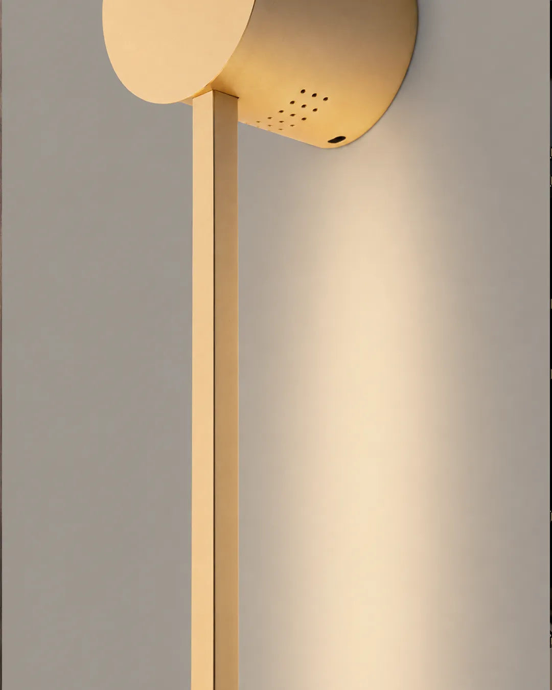 Lines Gold Circle Wall Lamp close view of its design details, wall lamp with a clean circular outline | أبليك لاينز سيركل الذهبي، لقطة مقربة لتفاصيل التصميم، إضاءة خلفية بإطار منحني
