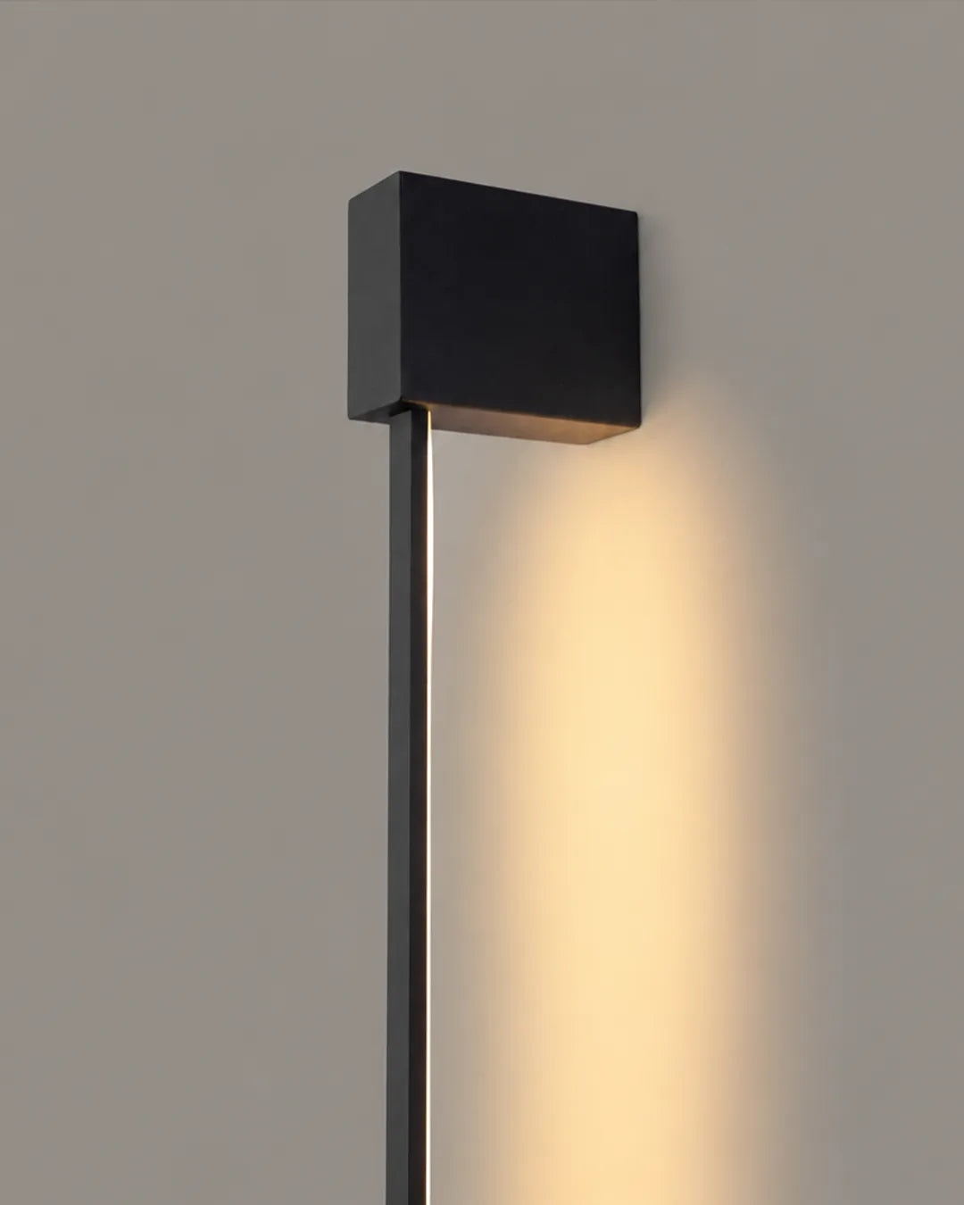 Lines Square Black Wall Lamp close view of its design details, wall lamp with a precise square outline | أبليك لاينز سكوير الأسود، لقطة مقربة لتفاصيل التصميم، إضاءة بإطار مربع