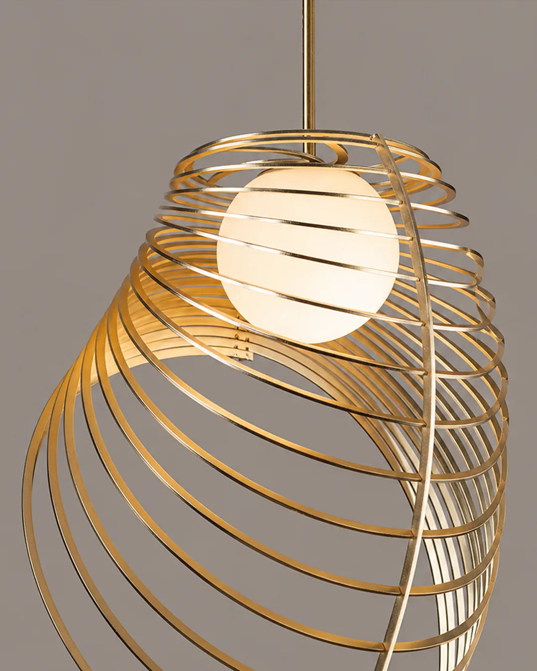 Pearl Pendant close view of its design details, pendant with the delicate form of a seashell | دلاية بيرل، لقطة مقربة لتفاصيل التصميم، تشطيب ذهبي بشكل صدفة