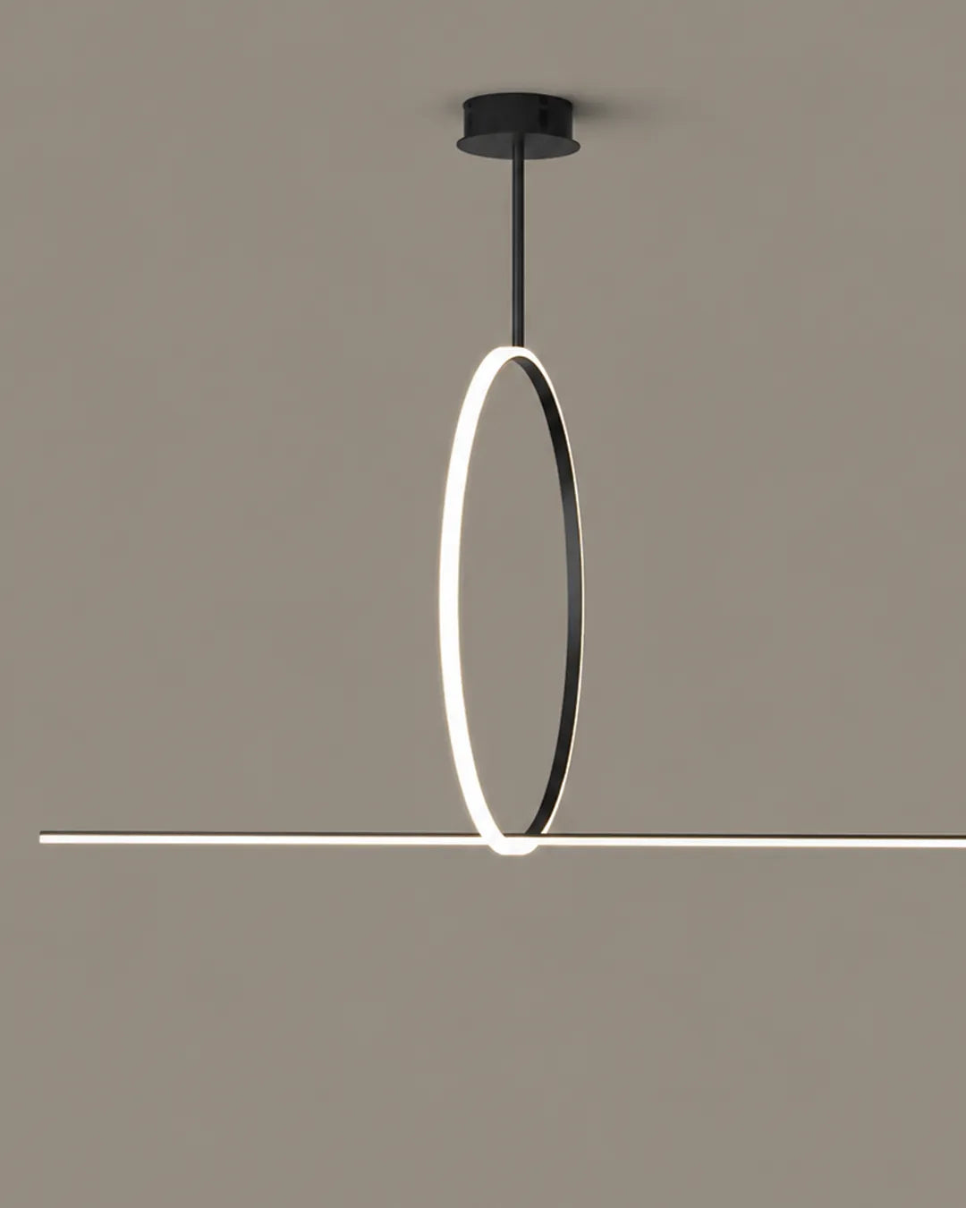 Ring Pendant close view of its design details, pendant with the relationship between line and circle | دلاية رينج، لقطة مقربة لتفاصيل التصميم، تشطيب أسود بخط ودائرة