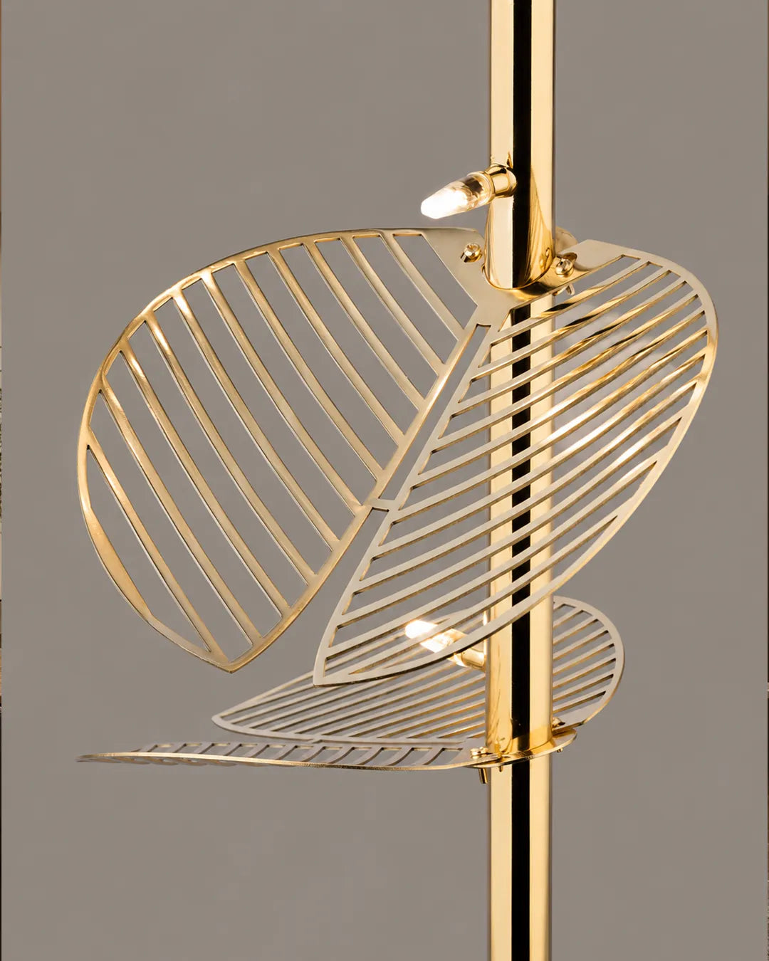 Serenity Pendant close view of its design details, pendant with leaf forms borrowed from nature | دلاية سيرينيتي، لقطة مقربة لتفاصيل التصميم، أوراق بتشطيب ذهبي