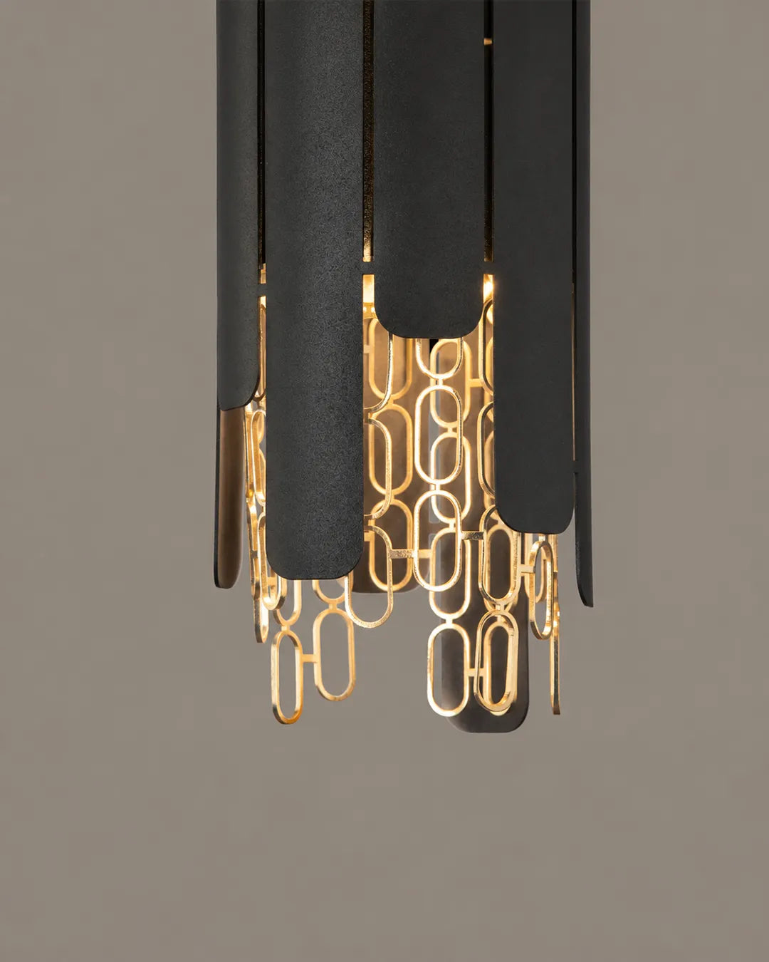 Tempo Chain Pendant close view of its design details | دلاية تمبو تشين، لقطة مقربة لتفاصيل التصميم، حلقات بالأسود والذهبي