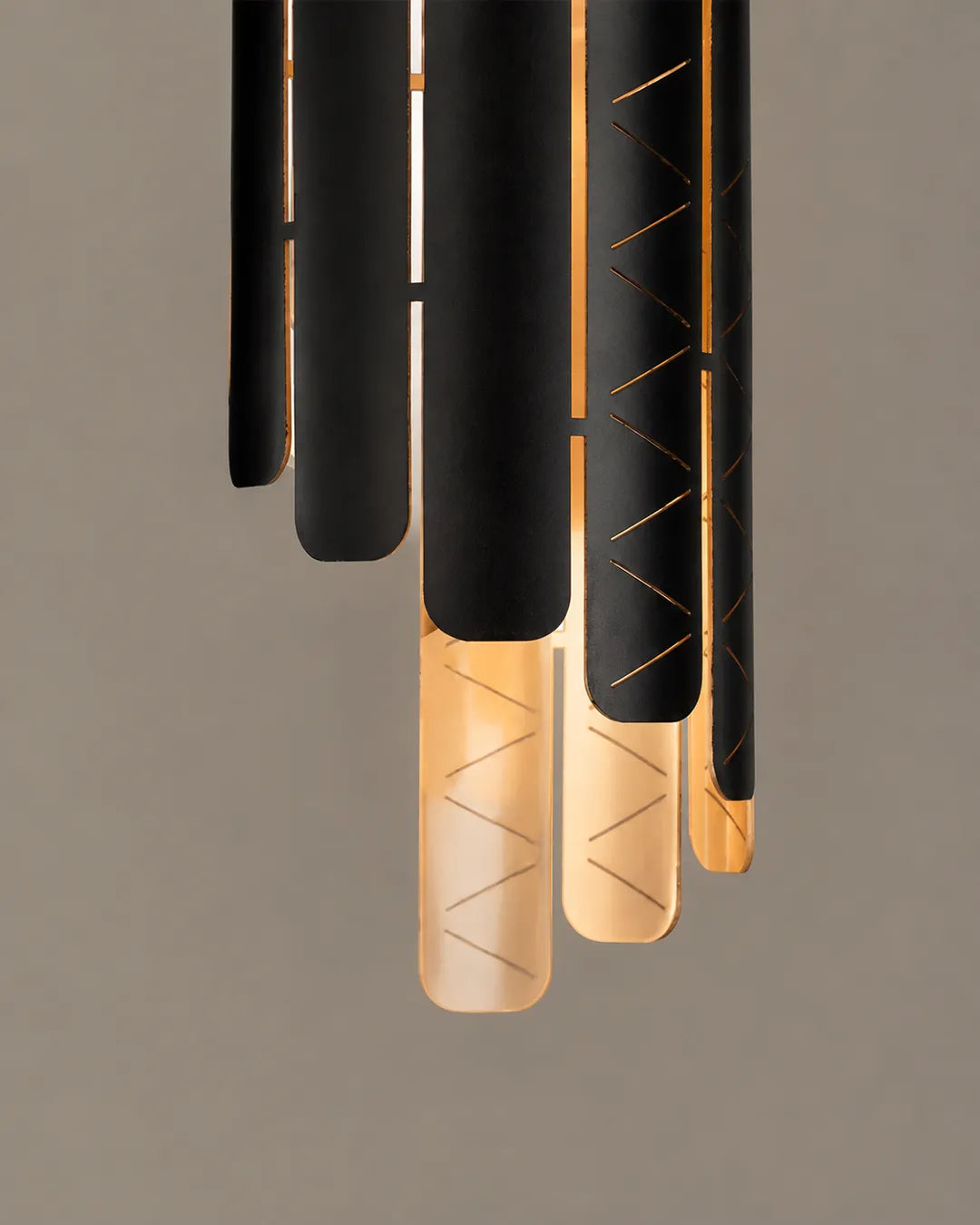 Tempo Spiral Pendant close view of its design details | دلاية تمبو سبيرال، لقطة مقربة لتفاصيل التصميم، حلزونية بالأسود والذهبي