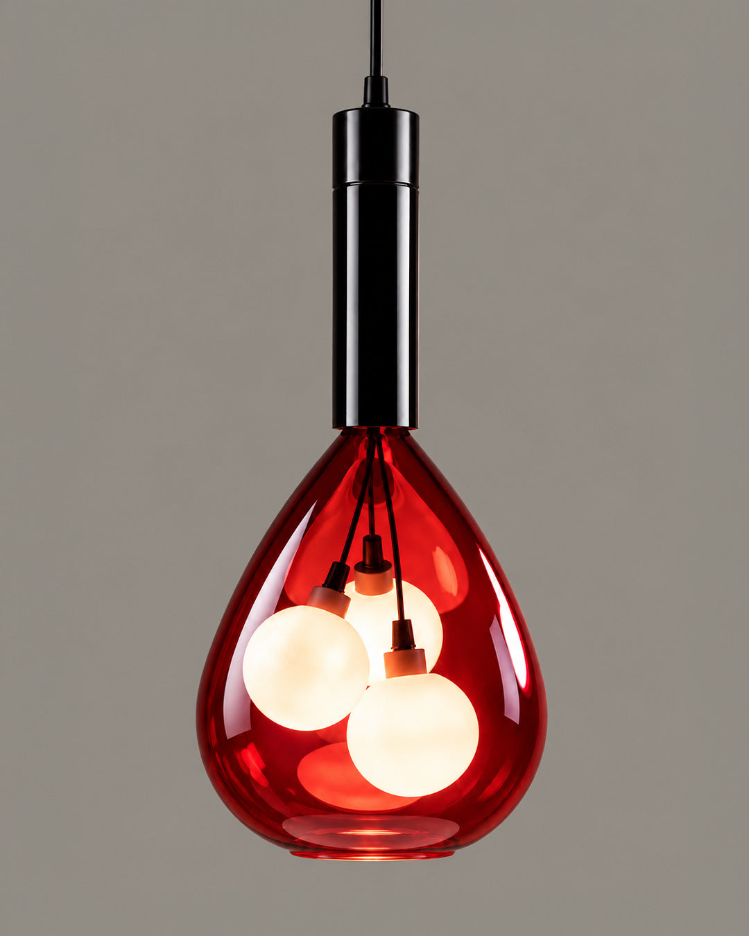 Grappa Pendant with red teardrop glass, inner light globes and a black upper fitting | دلاية جرابا بزجاج أحمر وكرات مضيئة داخلية وجزء علوي أسود