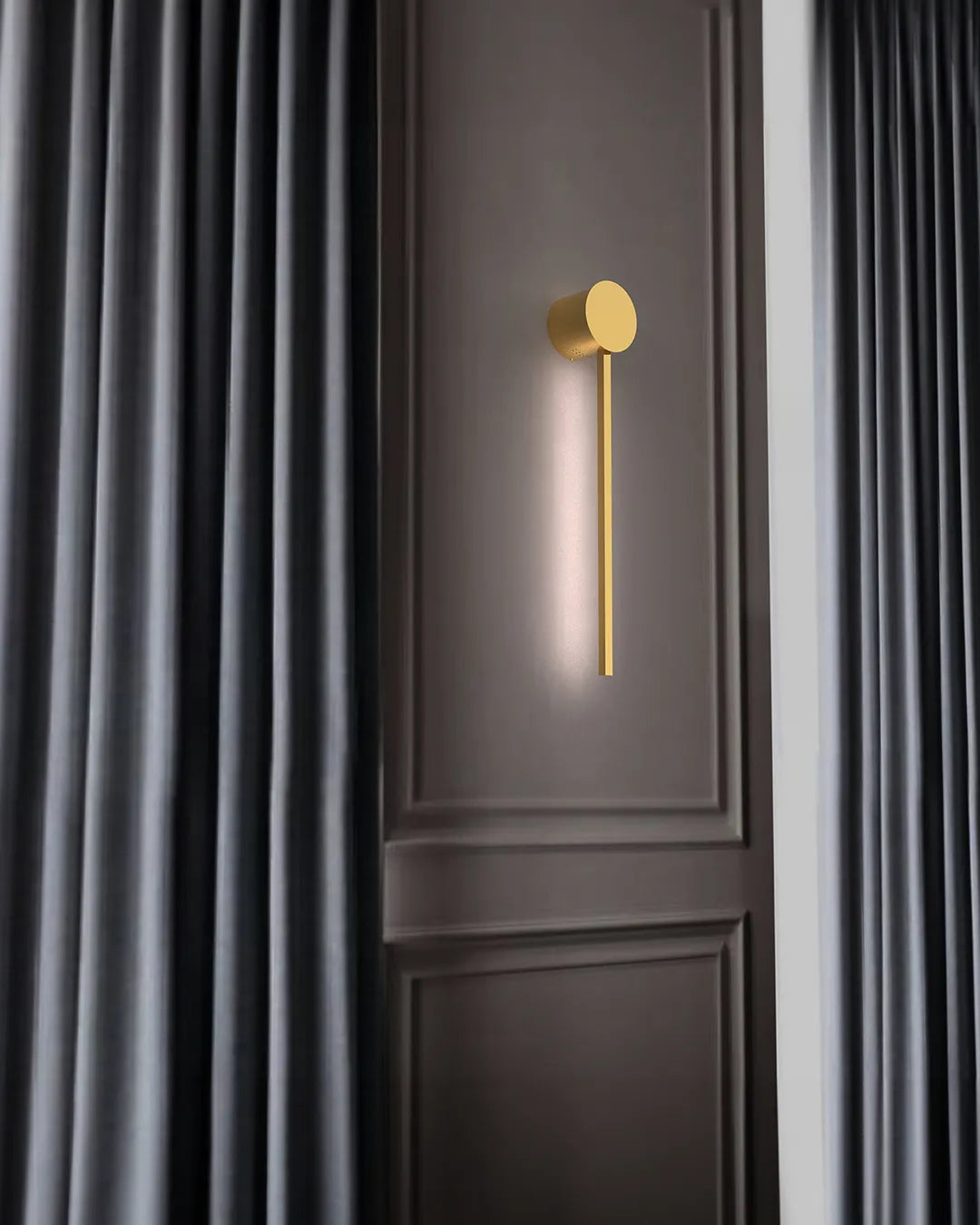 Lines Gold Circle Wall Lamp in a styled interior, wall lamp with a clean circular outline (view 2) | أبليك لاينز سيركل الذهبي، داخل مساحة منسقة، إضاءة خلفية بإطار منحني