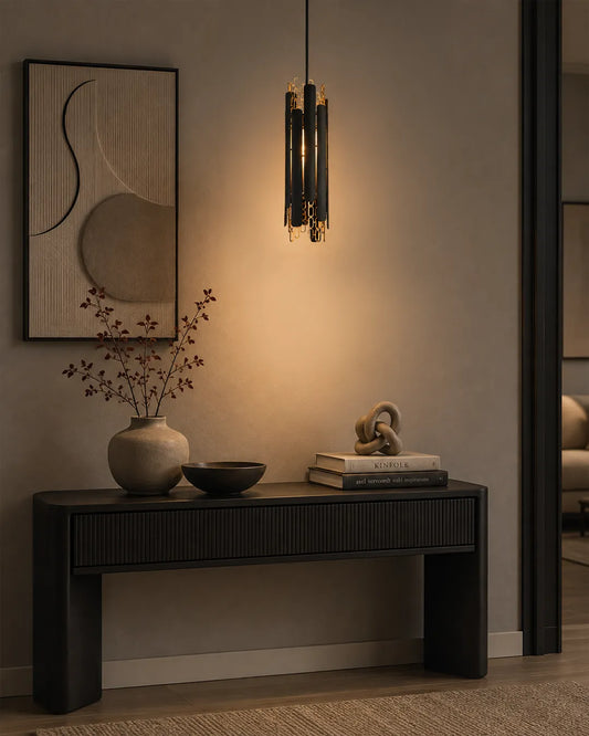 Tempo Chain Pendant in a styled interior | دلاية تمبو تشين، داخل مساحة منسقة، حلقات بالأسود والذهبي