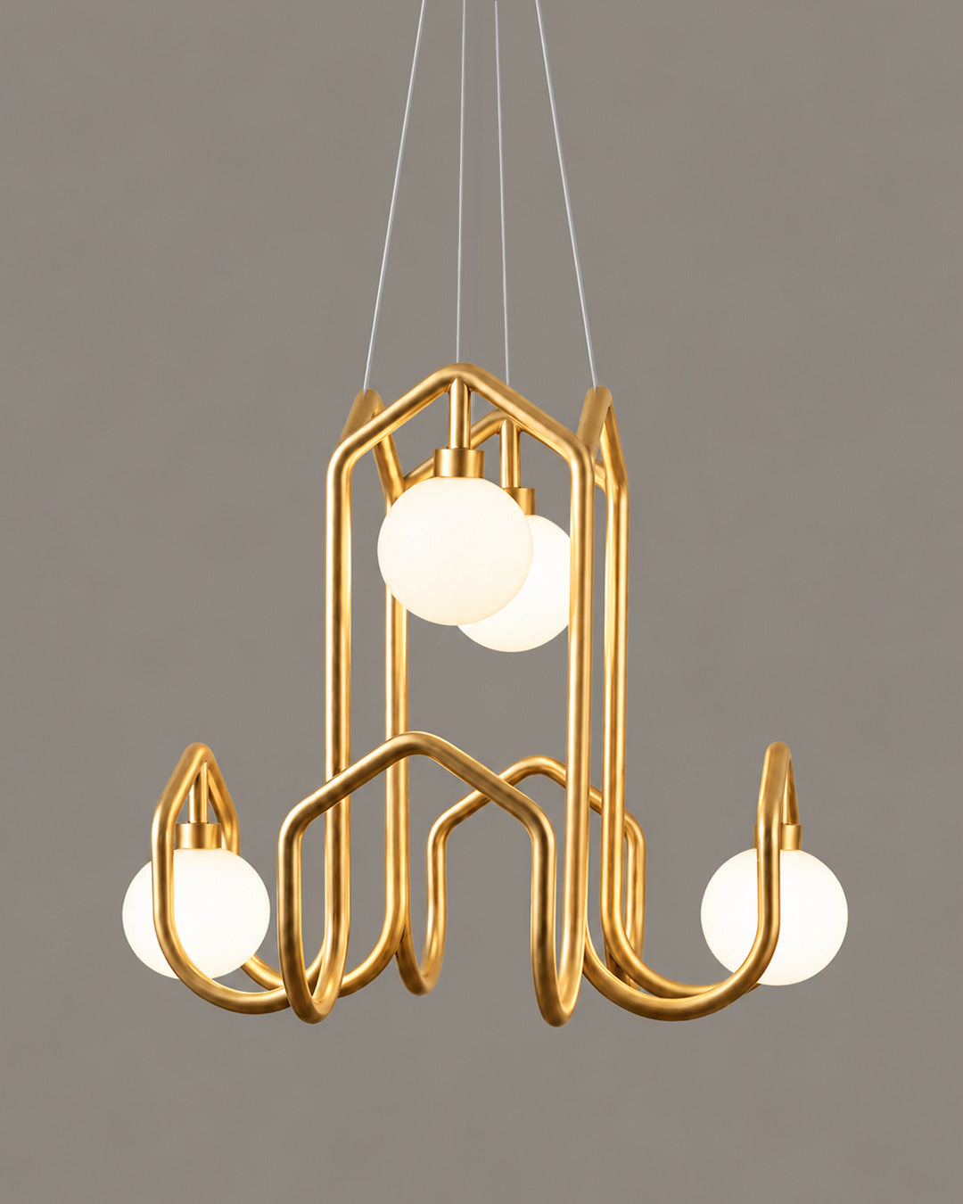 Nebu Pendant with open golden frames and light globes at different heights | دلاية نيبو بإطارات ذهبية مفتوحة وكرات مضيئة على مستويات مختلفة