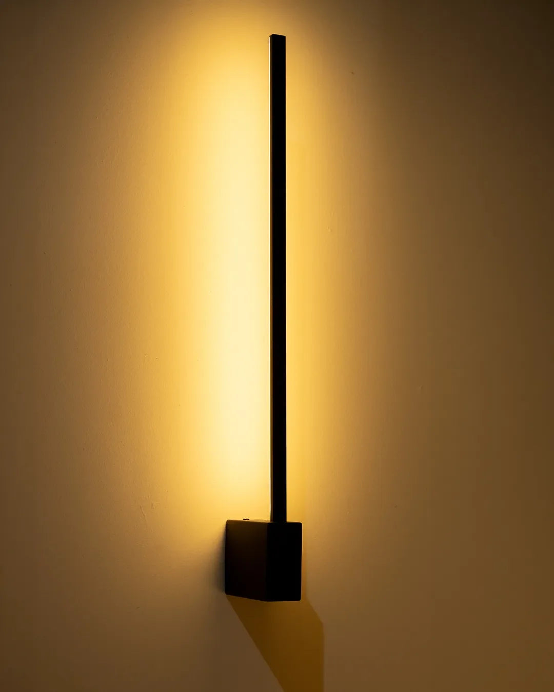 Lines Square Black Wall Lamp product photograph, wall lamp with a precise square outline (image 2) | أبليك لاينز سكوير الأسود، إضاءة بإطار مربع
