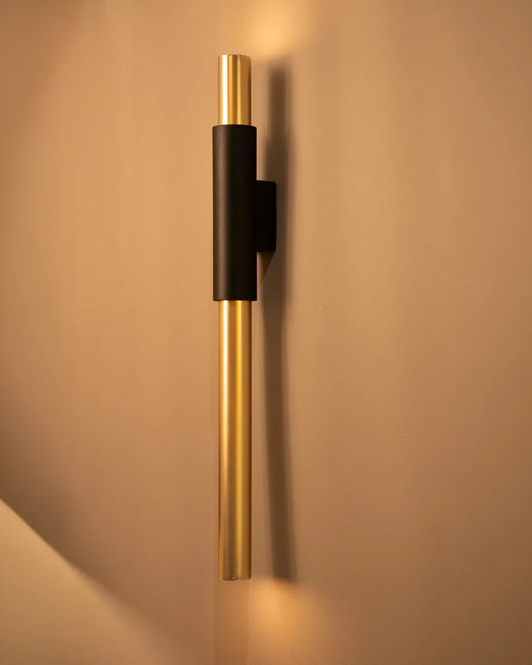 Binate Wall Lamp product photograph, wall lamp with two elements held in simple balance (image 2) | أبليك باينيت، قطعتان بتوزيع رأسي