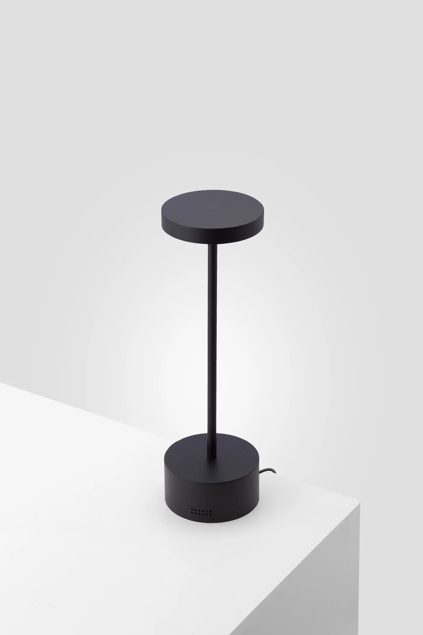 Slender Wireless Table Lamp