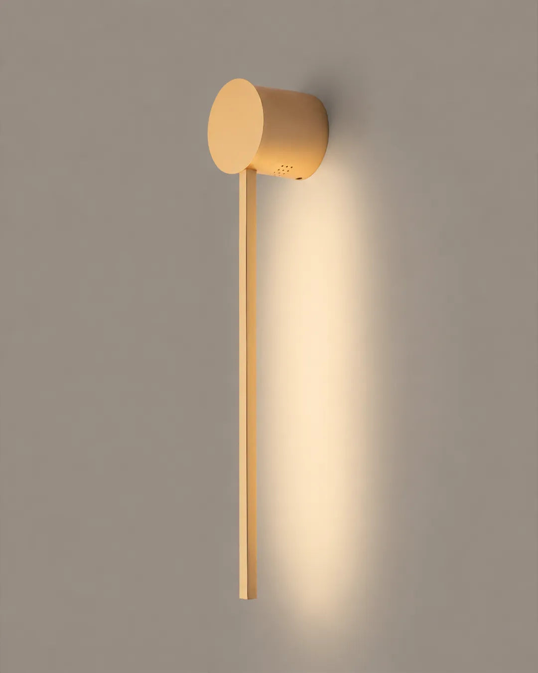 Lines Gold Circle Wall Lamp isolated product view, wall lamp with a clean circular outline | أبليك لاينز سيركل الذهبي، إضاءة خلفية بإطار منحني