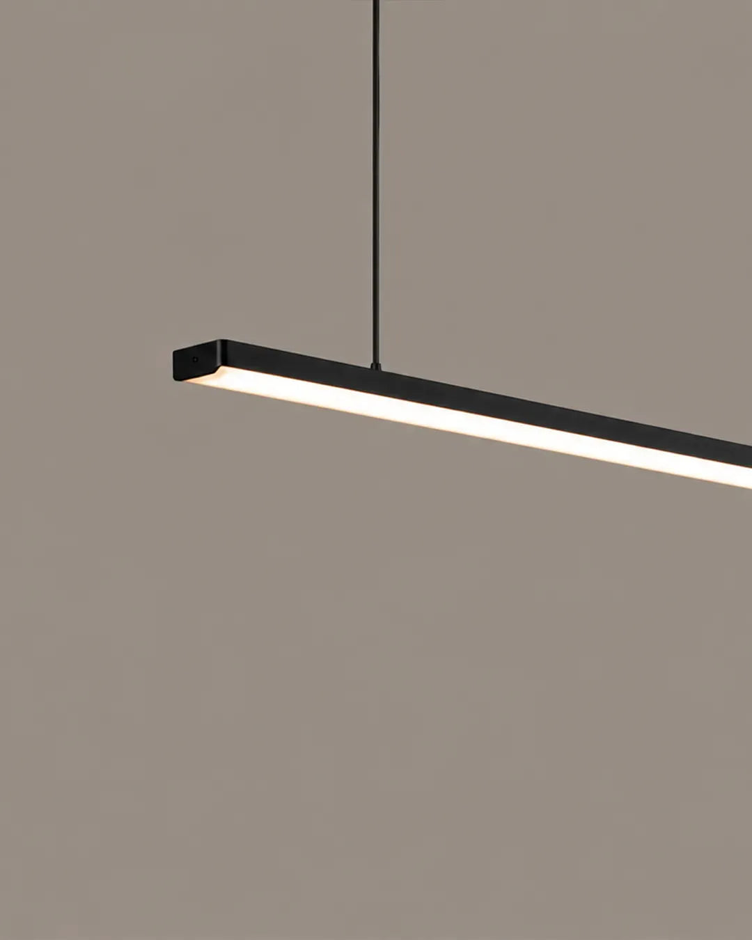 Lines Horizontal Pendant isolated product view, pendant with a restrained horizontal line (view 4) | دلاية لاينز الأفقية، تشطيب أسود بخط أفقي