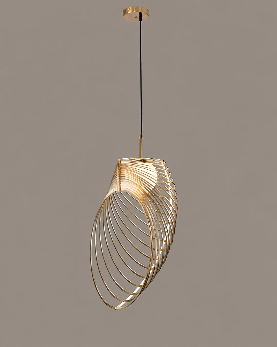 Pearl Pendant isolated product view, pendant with the delicate form of a seashell | دلاية بيرل، تشطيب ذهبي بشكل صدفة